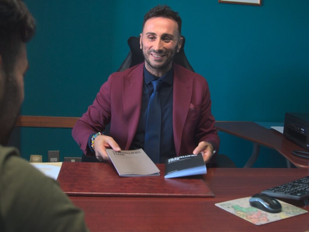 Marco Di Filippo in consulenza con una coppia di sposi
